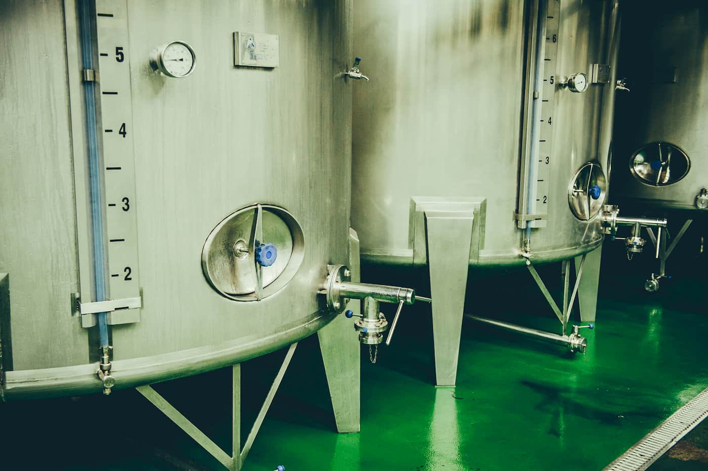 Barricas de acero inoxidable donde se produce sidra de la máxima calidad