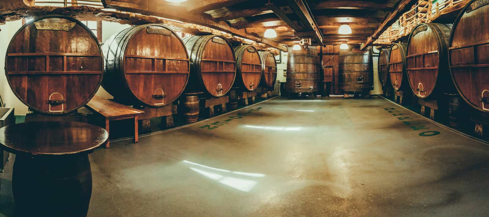 Foto panorámica de la bodega con kupelas de madera