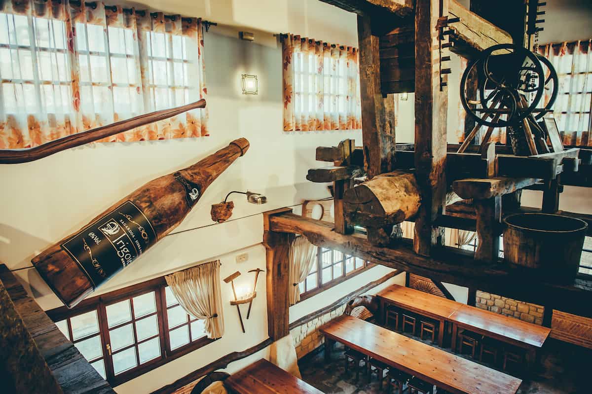 Vista del comedor principal desde al cafetería