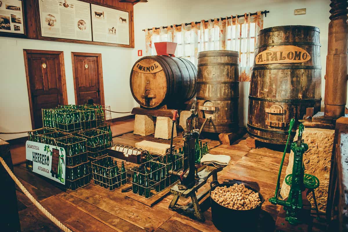 Elementos decorativos en la cafetería. Botellas, encorchadoras y barricas de madera