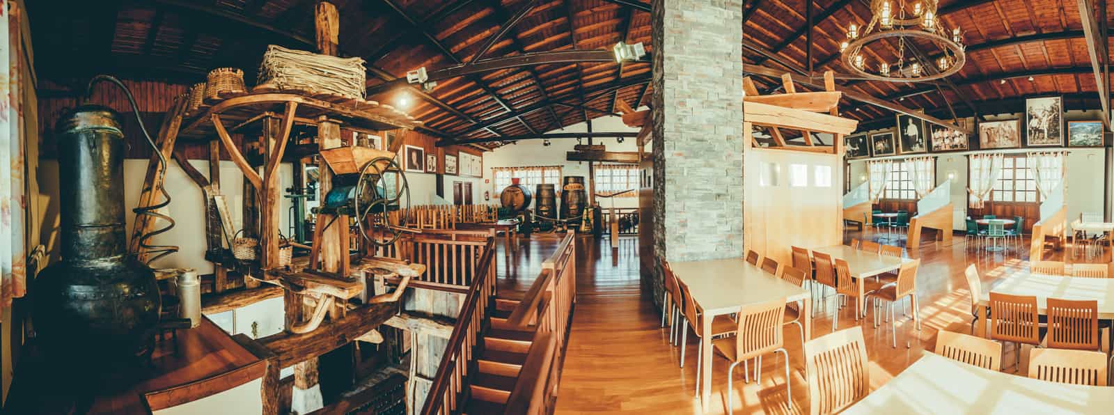 Vista panorámica de la cafetería en la planta superior de recinto