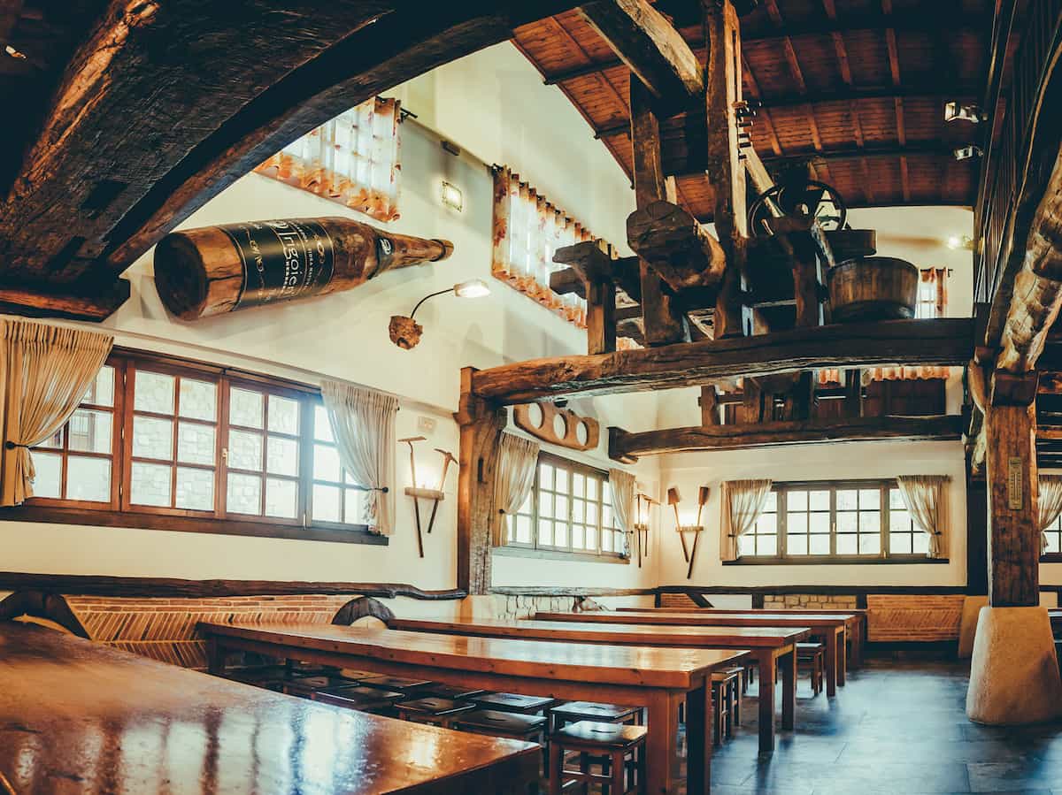 Vista del comedor principal con grandes ventanales