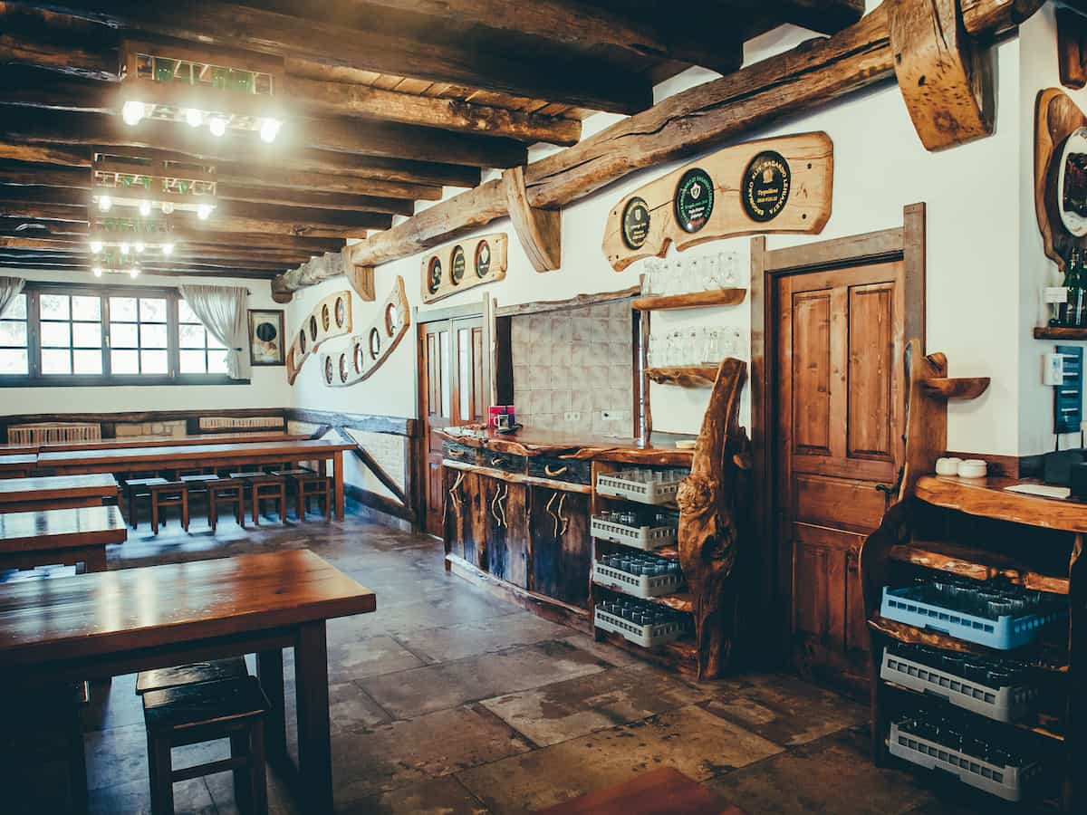 Salon princpial adornado con elementos de madera