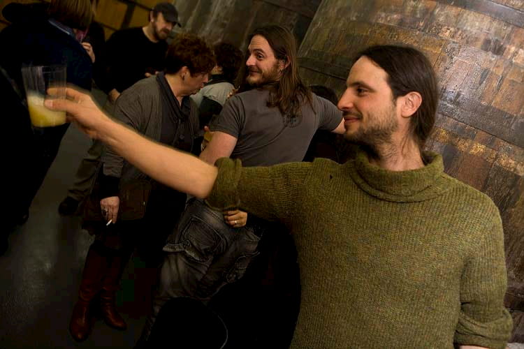 Joven llenando su vaso de sidra directo de la kupela