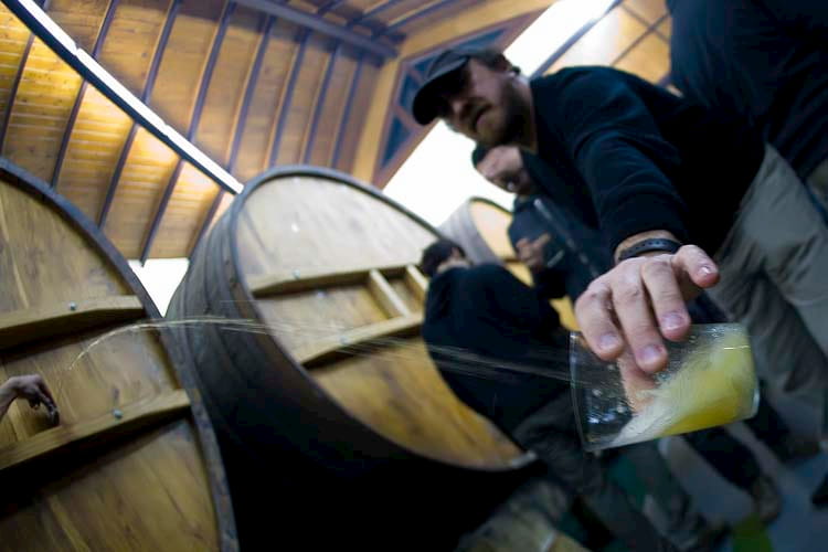 Foto del tradicional txotx, una cata de sidra natural
