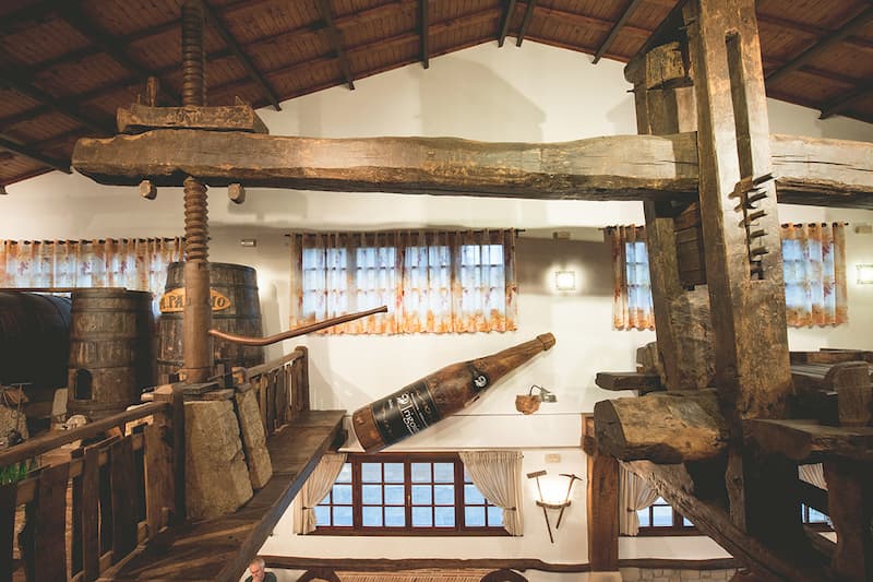 Cafetería decorada con herramientas antigüas para la elaboración de sidra