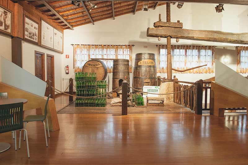 Vista de la cafetería con kupelas decorativas