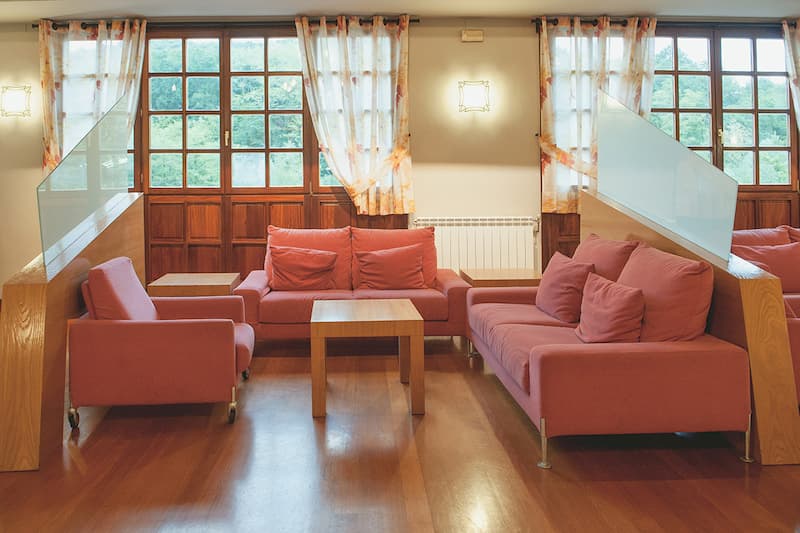 Zona de relaz con cómodos sofas