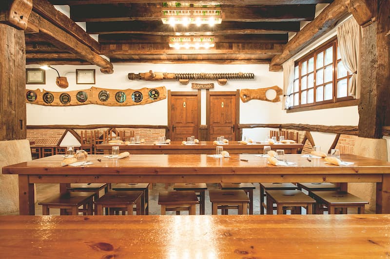 Comedor principal adornado con elementos antiguos de elaboración de seidra